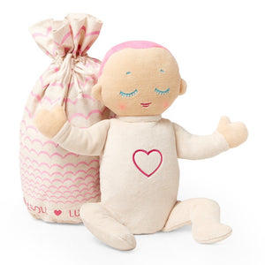 Lulla Coral es un peluche para niñas de color rosa. Super suave, este doudou bebe niña es un regalo original para bebe niña. 